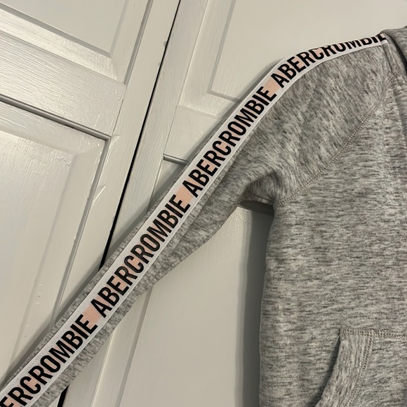 EUC- Girls Abercrombie and Fitch zip up sweatshirt, size 9-10 - Picture 5 of 8